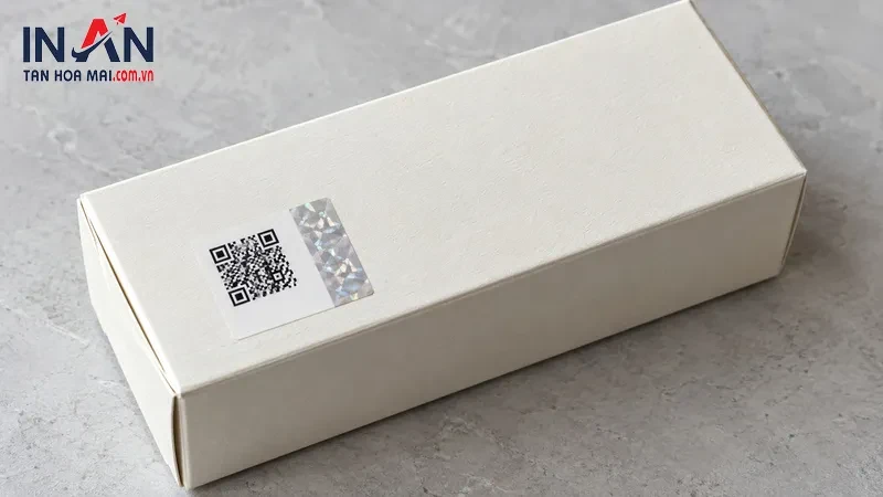 Hộp trắng có tem QR và phần tem phản quang trên nắp