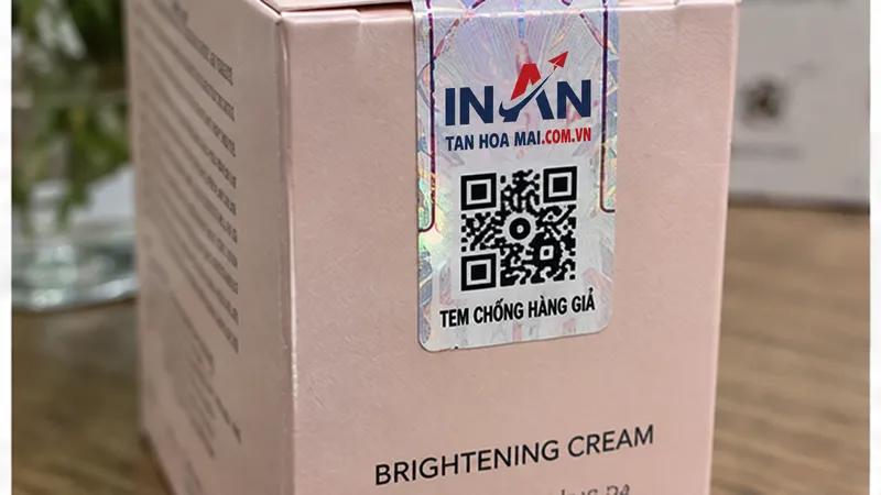 Hộp kem dưỡng màu hồng được dán tem chống hàng giả tại mép mở