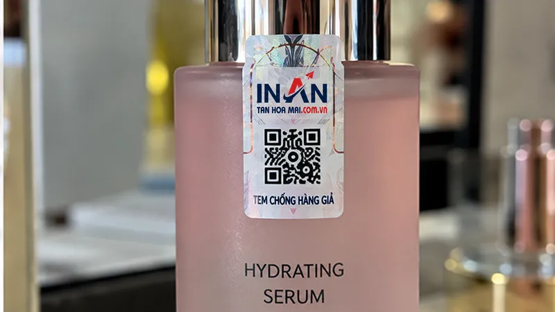 Chai serum mỹ phẩm có tem chống hàng giả và mã QR trên thân chai