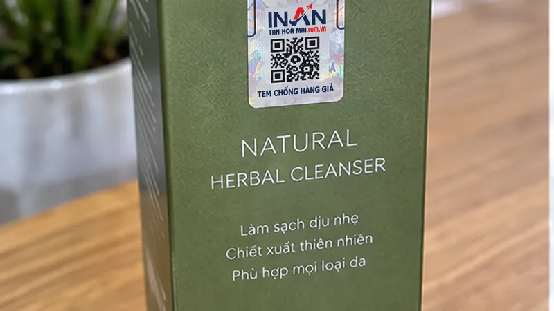 Hộp sữa rửa mặt mỹ phẩm màu xanh có tem chống hàng giả ở nắp hộp
