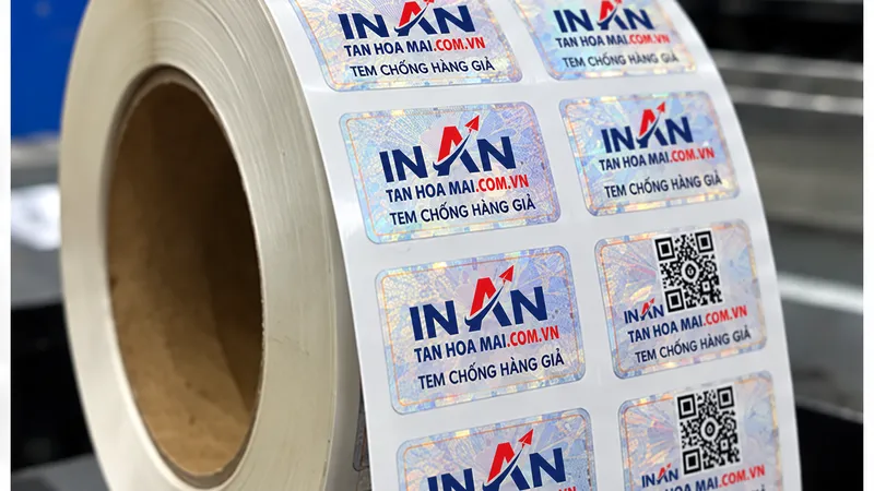 Cuộn tem chống hàng giả mỹ phẩm có mã QR trong khu vực sản xuất