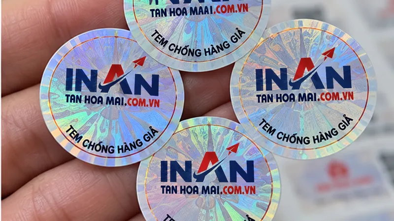 Tờ tem chống hàng giả mỹ phẩm có mã QR trên nền tem ánh màu